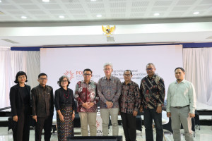 Panelists participate in the POLGOV Policy Forum on fair benefit sharing from Indonesia's nickel industry at UGM.
