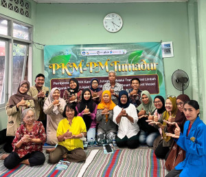 Participants from Jurugsari PKK attend a training session on converting household organic waste into liquid biofertilizer.