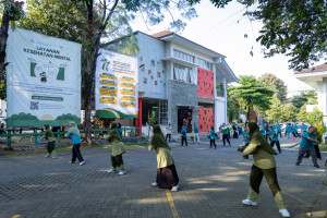 Members of the UGM Faculty of Biology community gather for the opening of the faculty's 71st anniversary celebration.