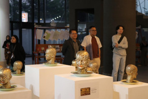 Guests attend the opening of the ARCHIVEPELAGO exhibition at Bulaksumur Gallery, GIK UGM.
