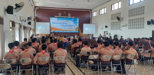High school teachers and students participate in a UGM chemistry workshop at SMA Negeri 1 Kediri.