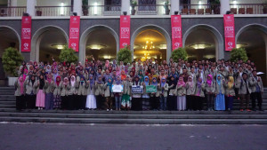 Students receive scholarships from RZIS UGM at the UGM Campus Mosque.