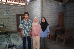 Leni Ismawati with her parents at their home in Gunungkidul after her acceptance to UGM.