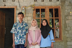 Leni Ismawati with her parents at their home in Gunungkidul after her acceptance to UGM.