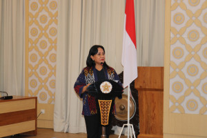 Professor Wening Udasmoro speaks at a UGM workshop on higher education accreditation.