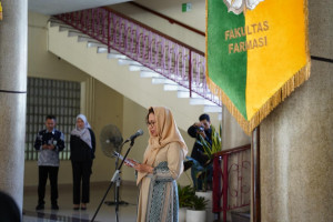 UGM Rector Professor Ova Emilia delivers a tribute to Professor Retno Sunarminingsih during the university's farewell ceremony.