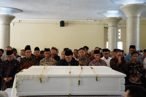 Funeral tribute for Professor Retno Sunarminingsih attended by UGM leaders, colleagues, and family members.