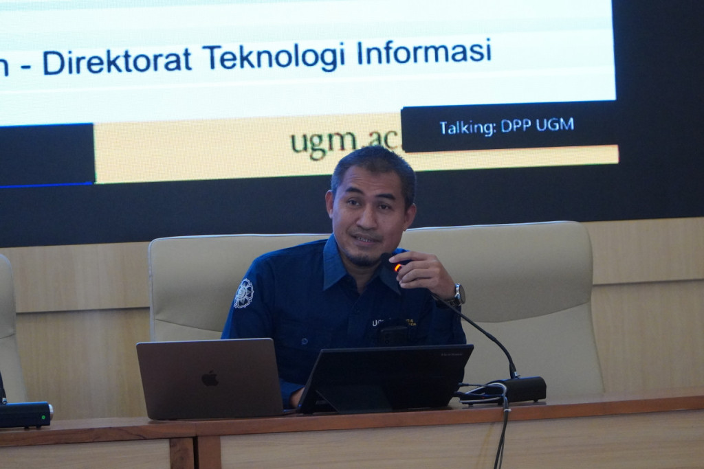 Professor Wening Udasmoro presents UGM’s new curriculum for the 2026/2027 academic year.