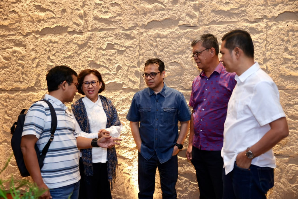 UGM Rector Professor Ova Emilia meets with leaders of the North Sumatra and Aceh Kagama regional chapters in Medan.