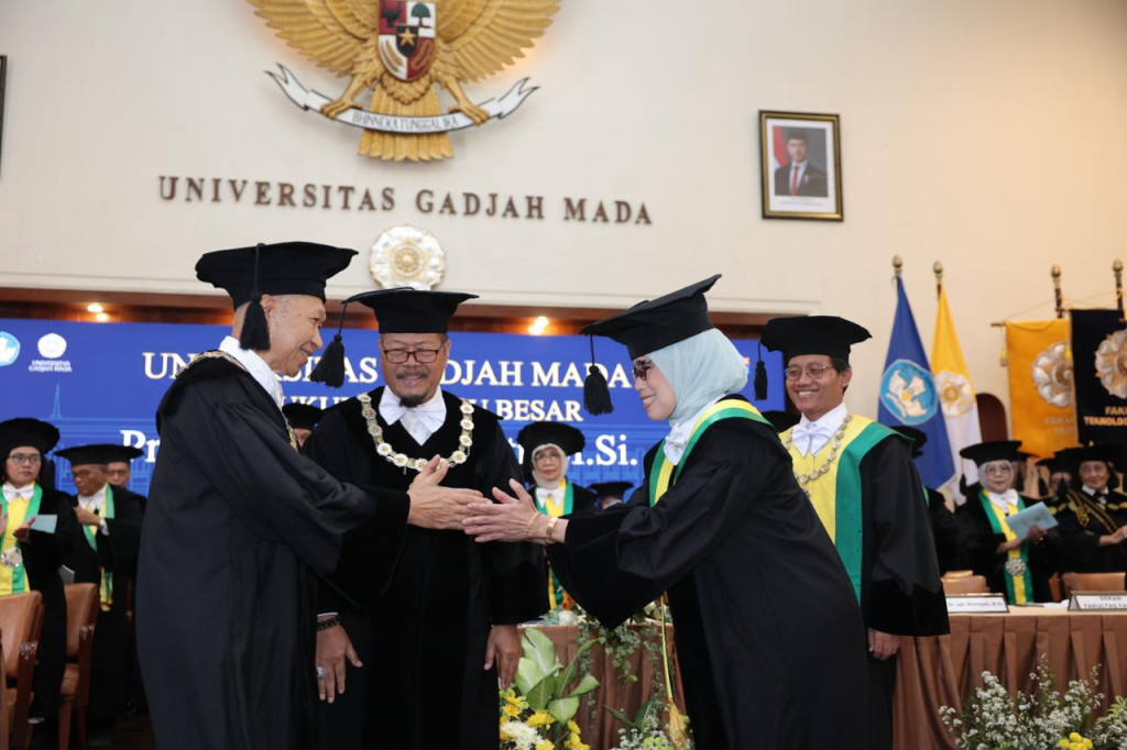 Professor Rumiyati presents research on macromolecules and bioactive compounds during her inauguration as a UGM professor.