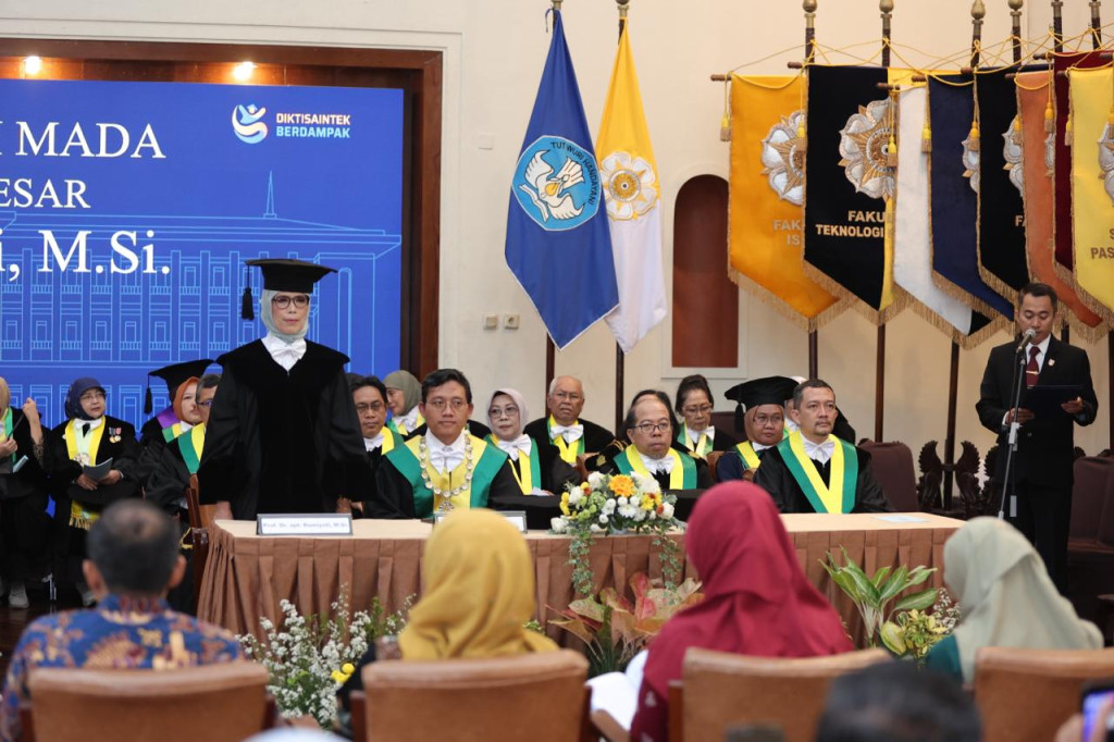Professor Rumiyati delivers her inaugural professorial lecture at the UGM Senate Hall.