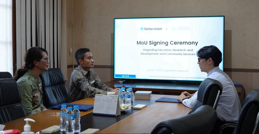 UGM and Stellarvision representatives sign an MoU and a PoC Agreement for satellite water leak detection research.