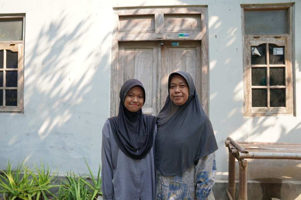Alifia Citra Ayuningtyas, a new UGM Agronomy student, smiles after receiving the Paragon Scholarship.