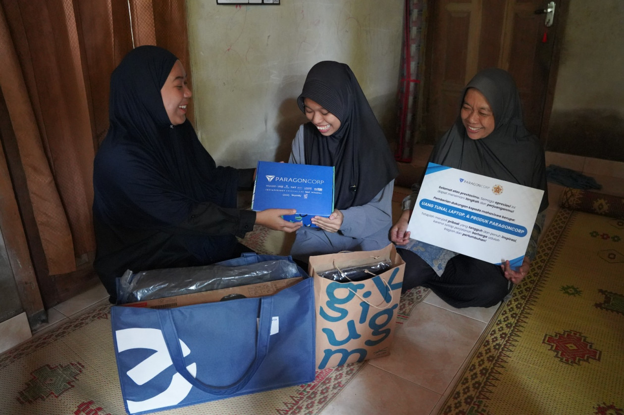 Alifia and her mother celebrate her admission to UGM with support from the Paragon Scholarship.