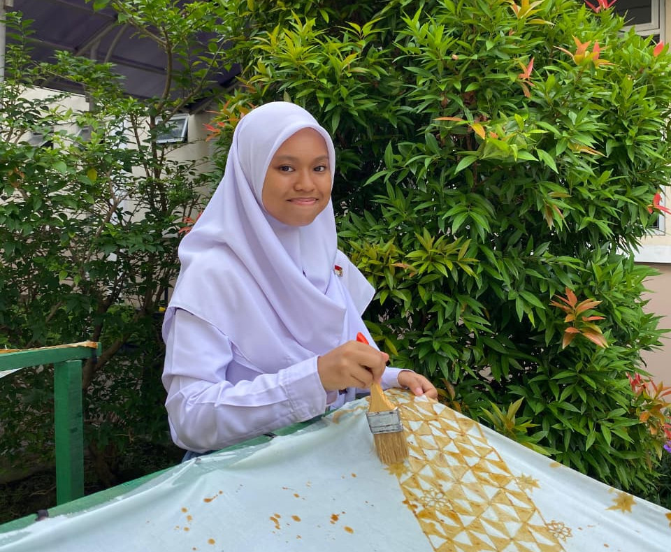 Alifia, a first-year Agronomy student at UGM, poses with her mother after receiving scholarship support.
