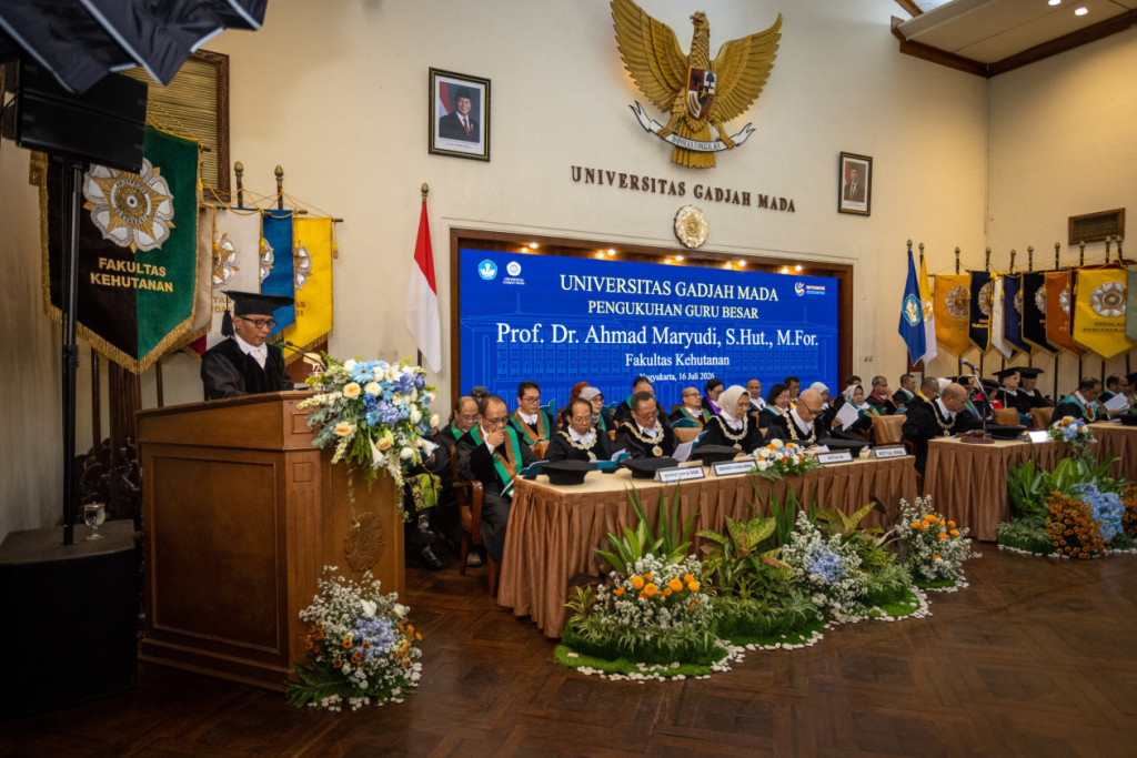 Professor Ahmad Maryudi delivers his inaugural professorial lecture at the UGM Senate Hall on forest policy and political interests.