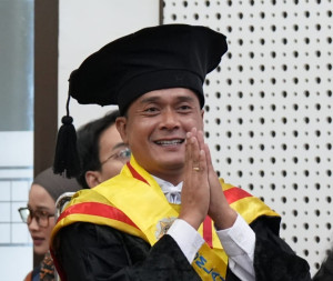 I Made Sarmita, a UGM doctoral graduate in Population Studies, celebrates graduating with a perfect 4.00 GPA.