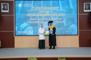 I Made Sarmita, a UGM doctoral graduate in Population Studies, celebrates graduating with a perfect 4.00 GPA.