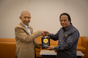 UGM and Unesa leaders meet to discuss rector election governance and university banking at the UGM Central Office.