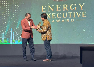 Professor Deendarlianto receives the Outstanding Contribution to Indonesia’s Energy Sector award at the Energy Executive Award ceremony.