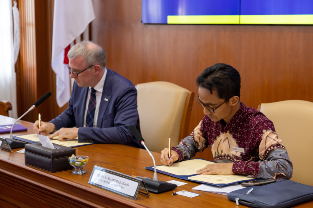 UGM Vice Rector Dr. Danang Sri Hadmoko and RGU Deputy Vice-Chancellor Dr. Duncan Cockburn during the partnership signing.