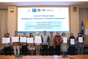 Participants holding patent certificates at the UGM IP Forum 2026