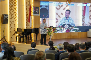Professor Yodi Mahendradhata delivers remarks at the International Vaccine Symposium 2026 at UGM.

