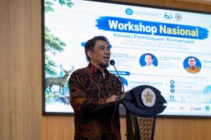 Aditya Bayunanda of WWF Indonesia discusses innovative financing for national park conservation at a UGM workshop.