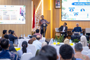 Aditya Bayunanda of WWF Indonesia discusses innovative financing for national park conservation at a UGM workshop.