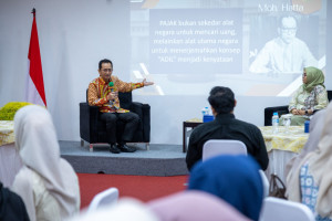 Budi Nugroho explains the legal procedures for resolving tax disputes to students at UGM Vocational College.