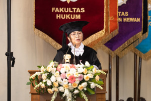 Professors Andy Omara and Herliana are inaugurated together at UGM’s Faculty of Law on their 25th wedding anniversary.