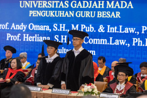Professors Andy Omara and Herliana are inaugurated together at UGM’s Faculty of Law on their 25th wedding anniversary.