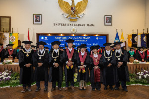 Professors Andy Omara and Herliana are inaugurated together at UGM’s Faculty of Law on their 25th wedding anniversary.