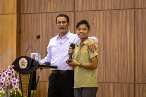 Agriculture Minister Andi Amran Sulaiman delivers a public lecture at UGM on strategies for achieving sustainable food self-sufficiency.